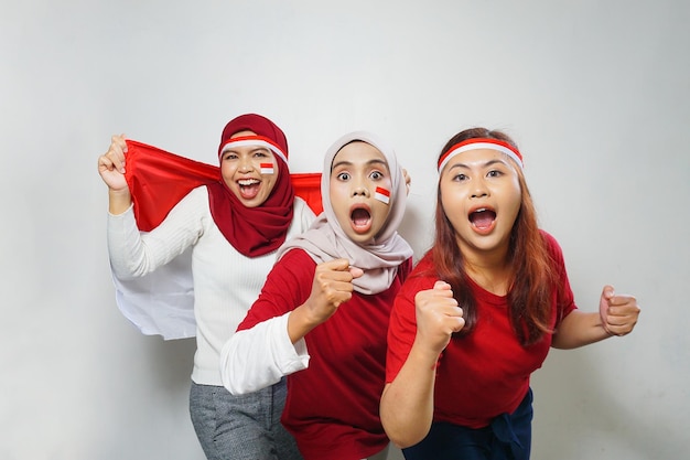 grupo de personas que utilizan los atributos rojo y blanco para conmemorar el día de la independencia de Indonesia