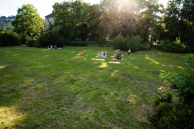 Grupo de personas relajándose en el parque