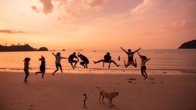 Grupo de personas relajantes en la playa