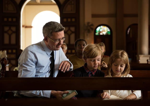 Grupo de personas religiosas en una iglesia.