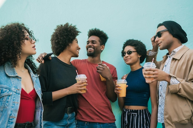 Foto grupo de personas en un restaurante