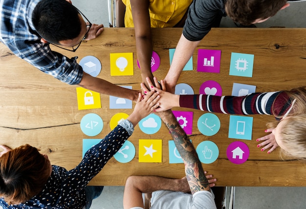 Foto grupo de personas reuniéndose ideas compartiendo apoyo unidad