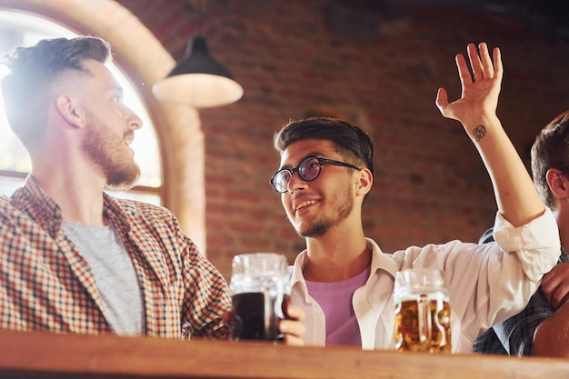 Grupo de personas con ropa informal sentadas en el pub