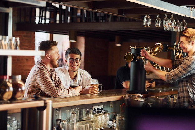 Grupo de personas con ropa informal sentadas en el pub