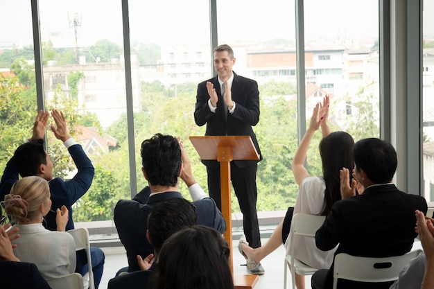 Grupo de personas en el seminario de formación de eventos corporativos empresariales, el evento de conferencias o la formación educativa. gestión del lugar de trabajo empresarial y rendimiento del desarrollo.