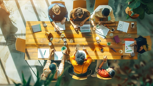 Foto un grupo de personas sentadas en una mesa con portátiles y una tableta digital