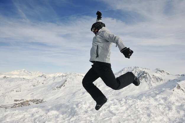 grupo de personas sobre la nieve en la temporada de invierno