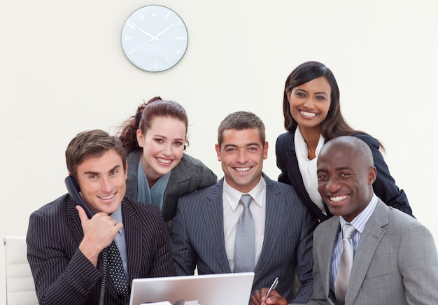 Grupo de personas sonriendo