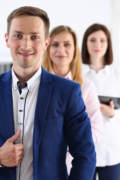 Grupo de personas sonrientes de pie en la oficina