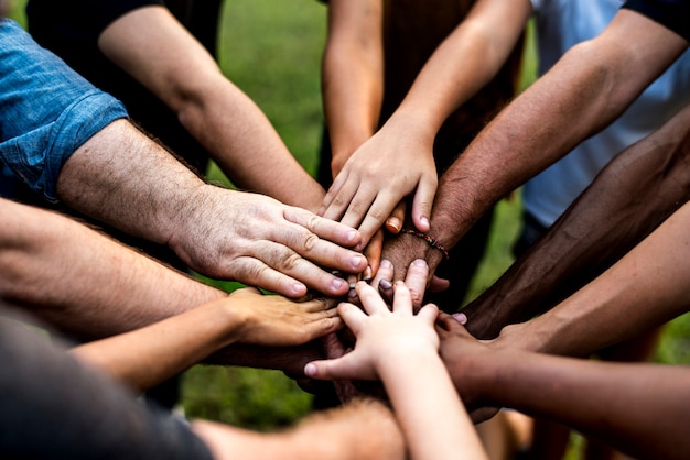 Grupo de personas sosteniendo la mano ensamblar juntos