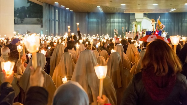 Grupo de personas en el templo
