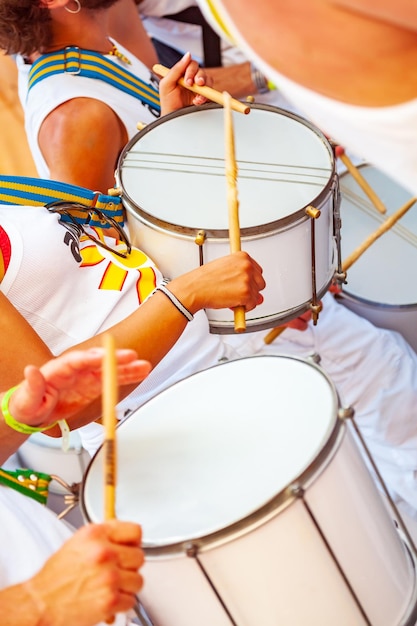 Foto grupo de personas tocando el tambor