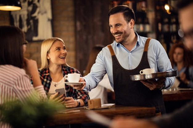 un grupo de personas tomando un café en una cafetería