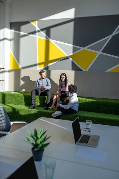 Foto grupo de personas tomando un descanso en el trabajo