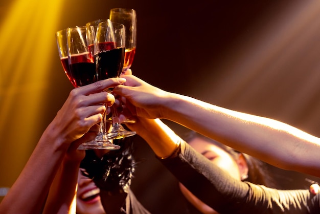 Foto grupo de personas tostadas con bebidas en la fiesta en el club de baile