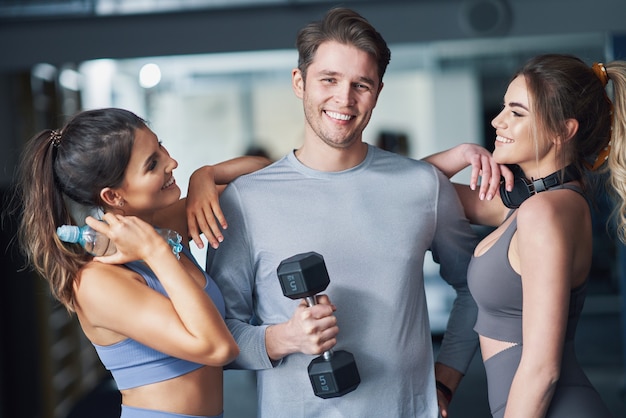 grupo de personas trabajando en un gimnasio