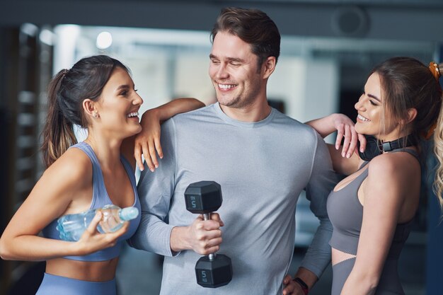 grupo de personas trabajando en un gimnasio