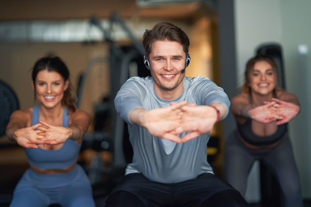 grupo de personas trabajando en un gimnasio