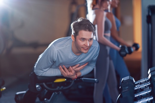 grupo de personas trabajando en un gimnasio