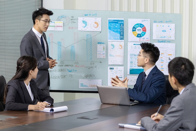 Foto grupo de personas trabajando en un plan de negocios en una oficina