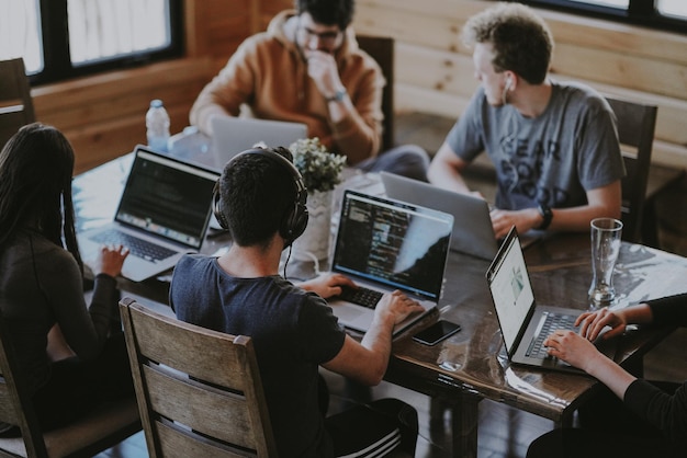 Grupo de personas trabajando en un plan de negocios en una oficina