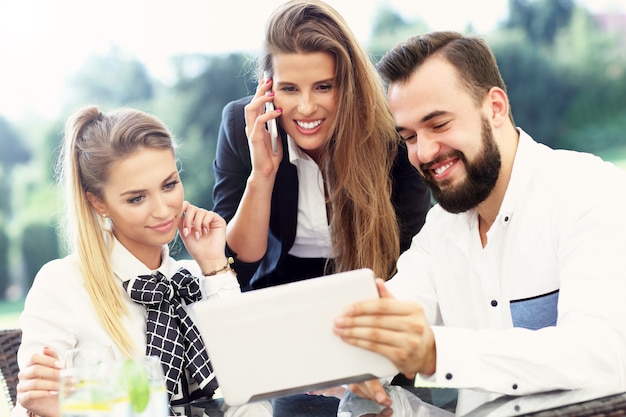 grupo de personas trabajando en el proyecto