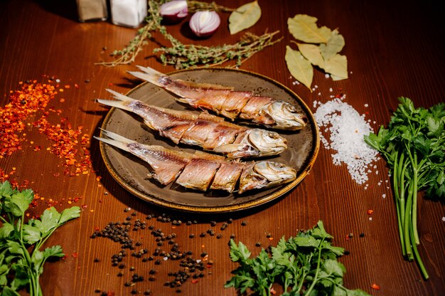 Grupo de pescado seco en el plato. Mariscos