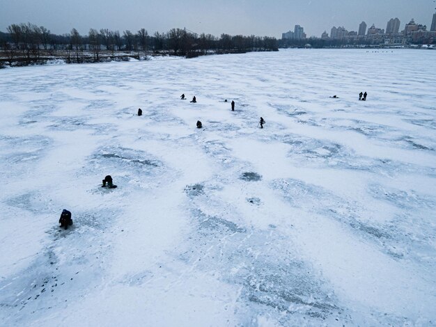 Un grupo de pescadores captura peces en la pesca de invierno.