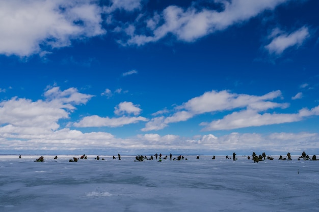 Grupo de pescadores que pescan en el estanque de hielo