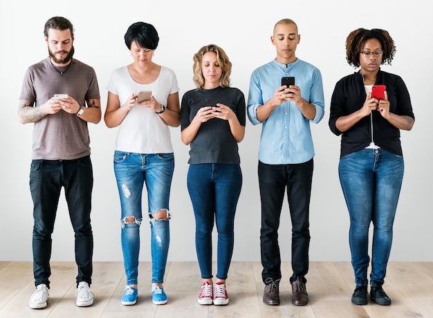 Foto grupo pessoas, usando, telefone móvel