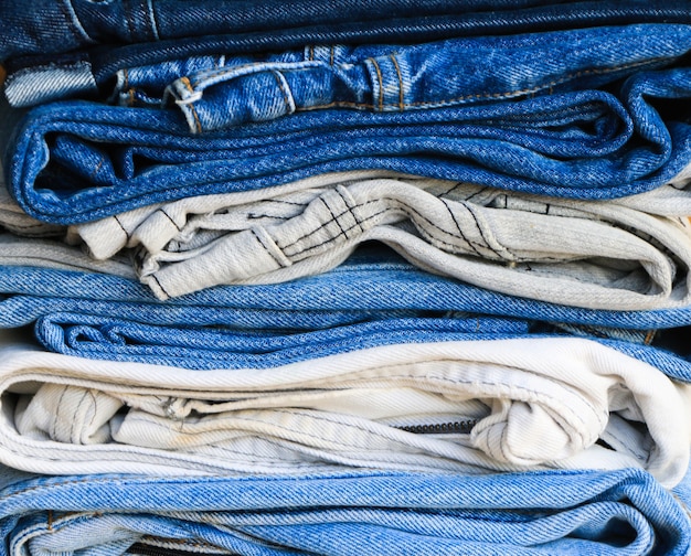 Grupo de pila azul de los pantalones vaqueros del dril de algodón cerca del fondo