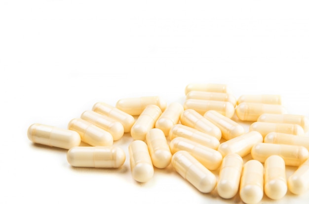 Grupo de píldoras de vitaminas blancas