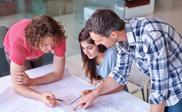 Grupo de planificación y arquitecto en el plano en la oficina en el proyecto creativo en la mesa de inicio Trabajo en equipo de diseñador serio o ingeniero en el dibujo documento y personas brainstorming boceto para la construcción