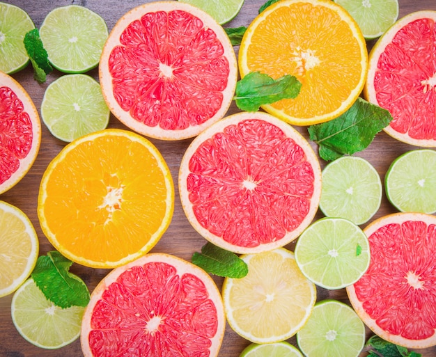 Grupo de pomelos rosados, lima, naranja y limones.