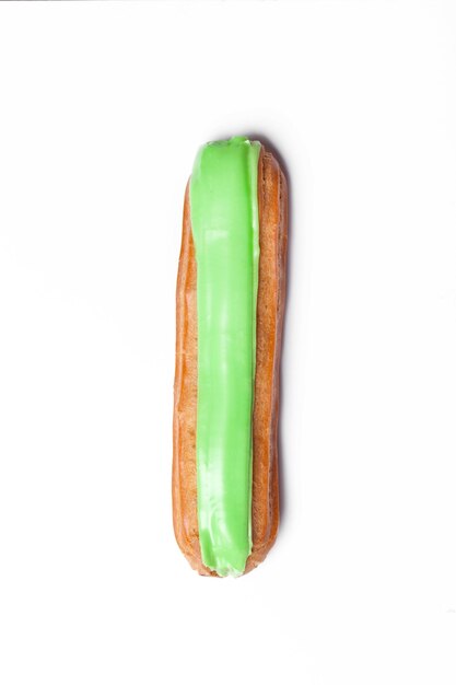 Grupo de postre francés Eclair sobre fondo blanco.