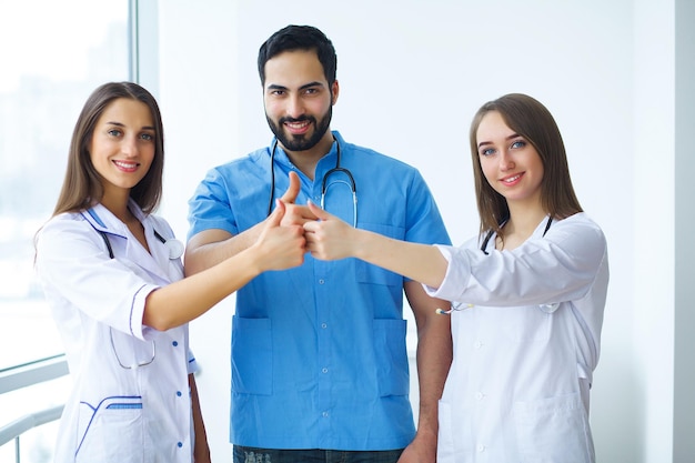 Grupo de practicantes del centro médico