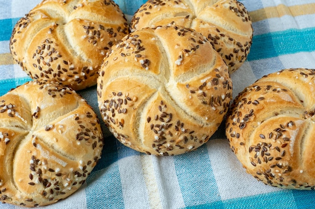 Grupo de productos de panadería kaiser de pan horneado