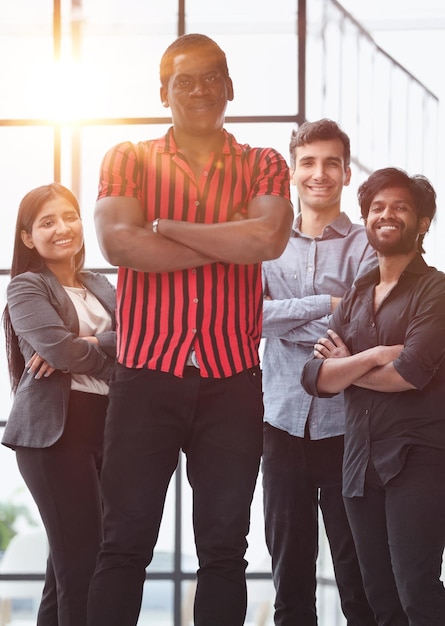 Grupo de profesionales de negocios en ropa casual posando