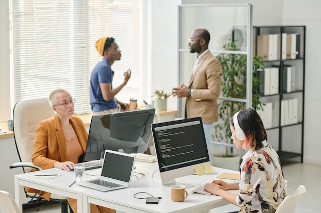 Grupo de programadores que cooperan en la oficina