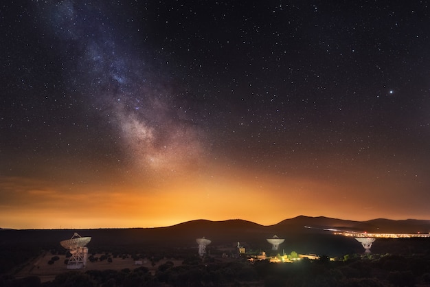 Grupo de radiotelescopios y vía láctea