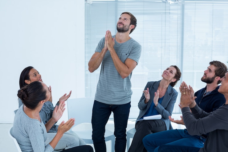 Foto grupo rehab aplaudindo o homem feliz