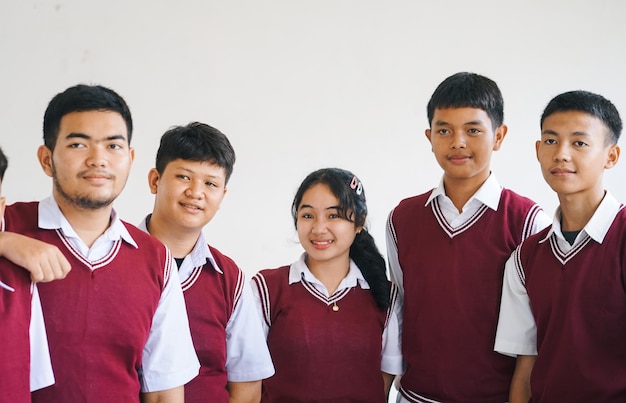 Grupo de retratos de estudiantes asiáticos en uniforme sonriendo a la cámara Concepto de educación