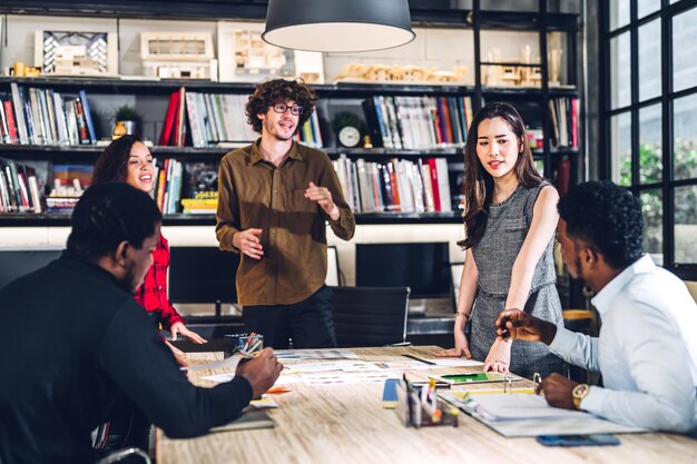 Grupo de reunión de negocios profesional y discusión de estrategia con nuevo proyecto de inicio. Gente de negocios creativa planificación y lluvia de ideas con computadora portátil en workloft moderno.Concepto de trabajo en equipo