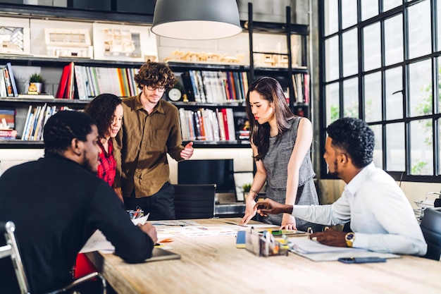 Grupo de reunión de negocios profesional y discusión de estrategia con nuevo proyecto de inicio. Gente de negocios creativa planificación y lluvia de ideas con computadora portátil en workloft moderno.Concepto de trabajo en equipo