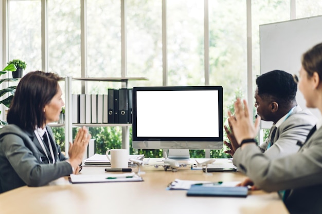 Grupo de reunión de negocios profesional y discusión de estrategia con nuevo proyecto de inicio.Personas de negocios creativas que planifican con computadora de escritorio con pantallas en blanco de maqueta blanca en la oficina moderna