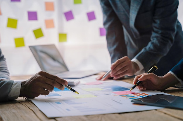 Grupo de reuniones de negocios profesionales y discusión de estrategia con un nuevo proyecto de inicio Empresarios creativos que planifican y hacen lluvia de ideas con informes de documentos en la oficina en casa