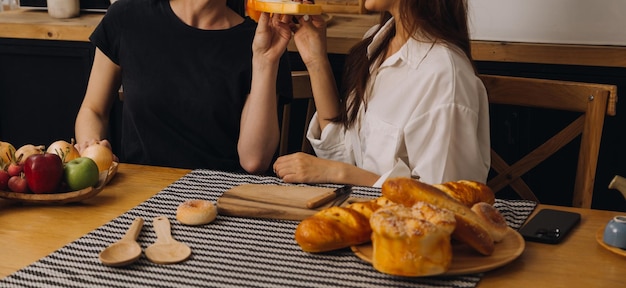 Grupo de risa de mujer joven diversa pasando el rato en casa juntos y comiendo pizza