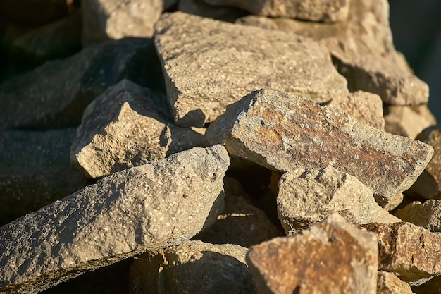 Grupo de rocas iluminadas por el sol poniente, imagen ideal como fondo para proyectos gráficos.