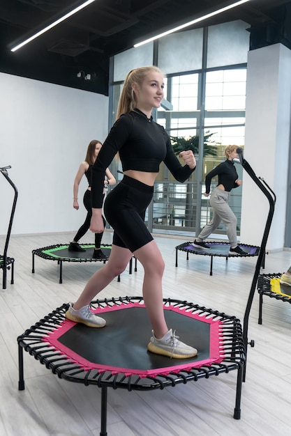 Grupo de salto de fitness Centro de trampolín activo Amigos Atleta juvenil Concepto joven Entrenamiento femenino