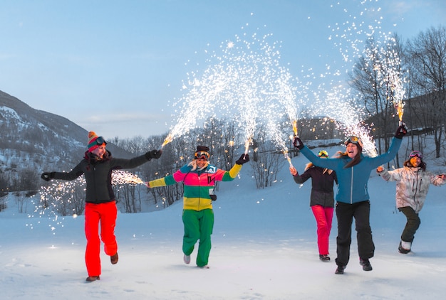 Grupo de snowboarders en vacaciones de invierno